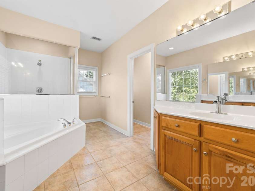 4014 Belle Meade Circle, Belmont, NC 28012.  MLS# CAR4429750, YatesRealty ID 54372. Primary ensuite