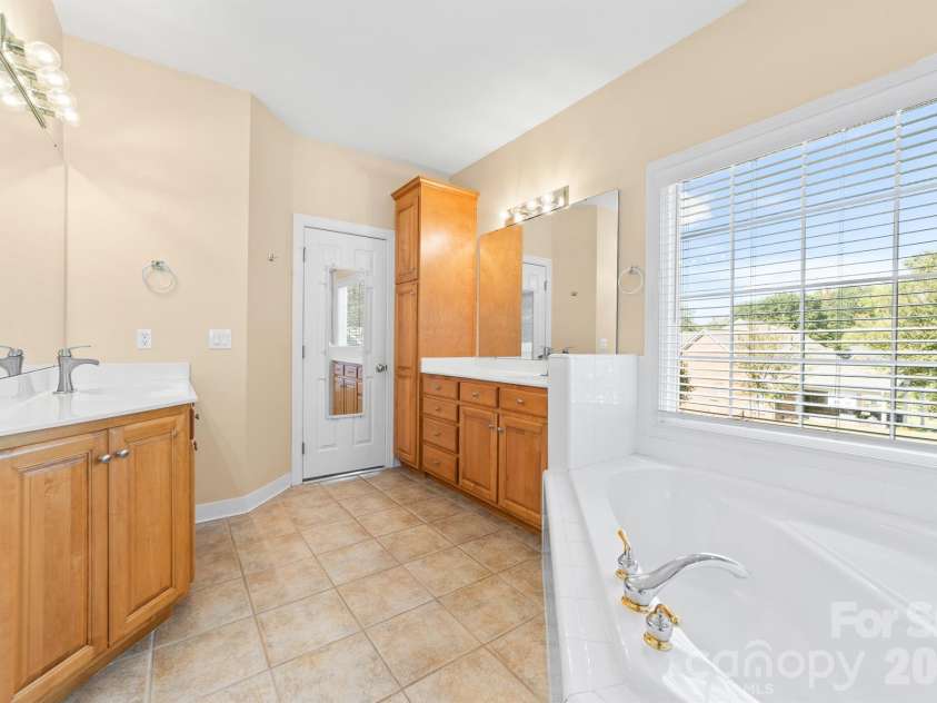 4014 Belle Meade Circle, Belmont, NC 28012.  MLS# CAR4429750, YatesRealty ID 54372. Separate vanities and soaker tub