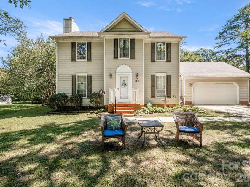 1300 Sugar Hollow Drive, Charlotte, NC 28214.  MLS# CAR4430135, YatesRealty ID 54375. 