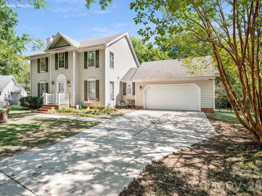 1300 Sugar Hollow Drive, Charlotte, NC 28214.  MLS# CAR4430135, YatesRealty ID 54375. 