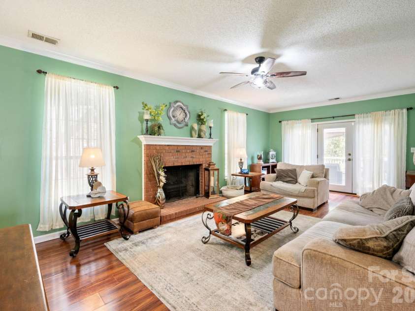 1300 Sugar Hollow Drive, Charlotte, NC 28214.  MLS# CAR4430135, YatesRealty ID 54375. 