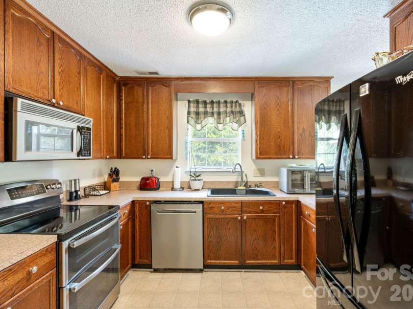 1300 Sugar Hollow Drive, Charlotte, NC 28214.  MLS# CAR4430135, YatesRealty ID 54375. 