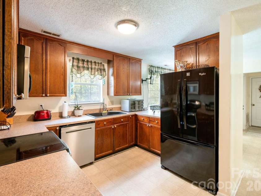 1300 Sugar Hollow Drive, Charlotte, NC 28214.  MLS# CAR4430135, YatesRealty ID 54375. 