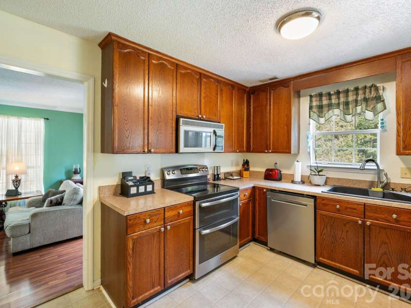 1300 Sugar Hollow Drive, Charlotte, NC 28214.  MLS# CAR4430135, YatesRealty ID 54375. 