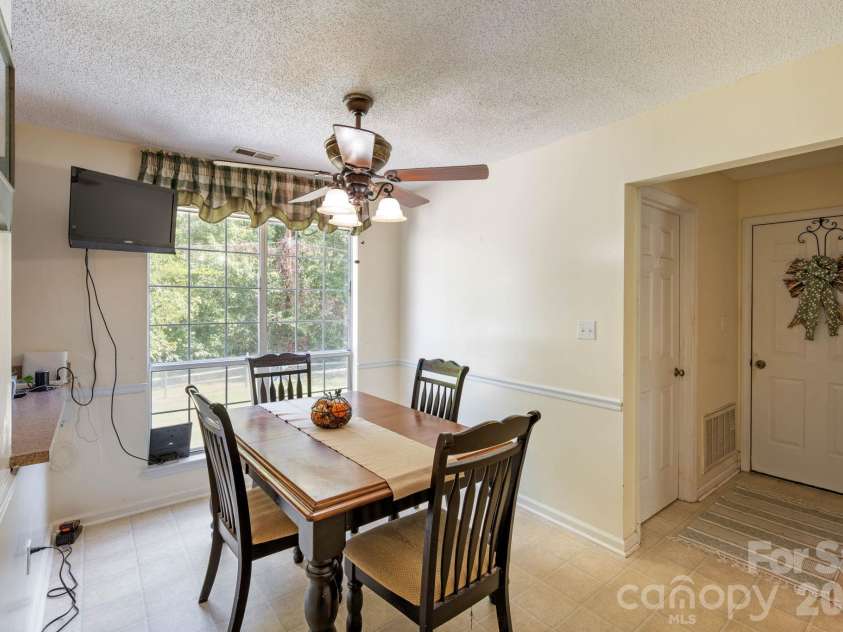 1300 Sugar Hollow Drive, Charlotte, NC 28214.  MLS# CAR4430135, YatesRealty ID 54375. 