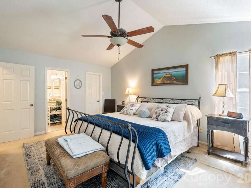 1300 Sugar Hollow Drive, Charlotte, NC 28214.  MLS# CAR4430135, YatesRealty ID 54375. 