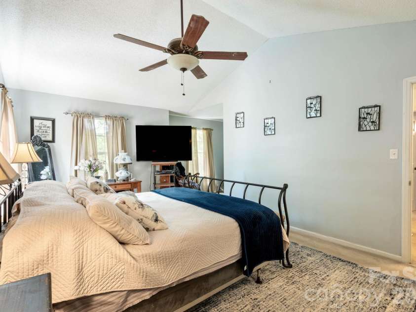 1300 Sugar Hollow Drive, Charlotte, NC 28214.  MLS# CAR4430135, YatesRealty ID 54375. 