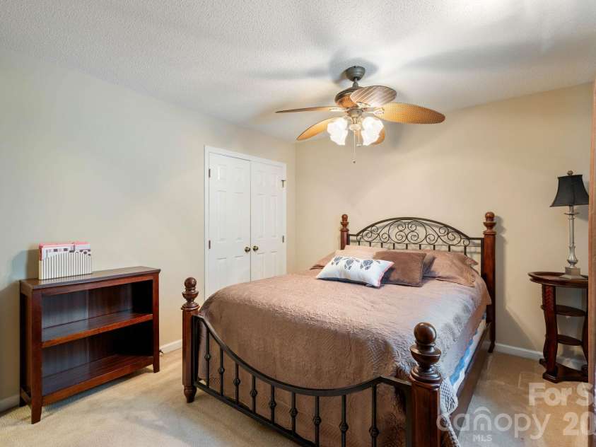 1300 Sugar Hollow Drive, Charlotte, NC 28214.  MLS# CAR4430135, YatesRealty ID 54375. 