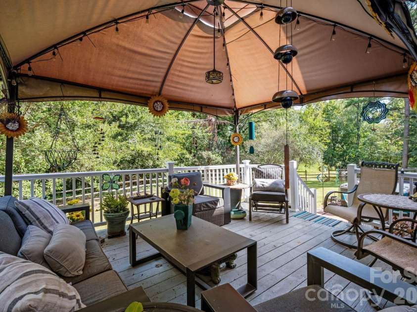 1300 Sugar Hollow Drive, Charlotte, NC 28214.  MLS# CAR4430135, YatesRealty ID 54375. 