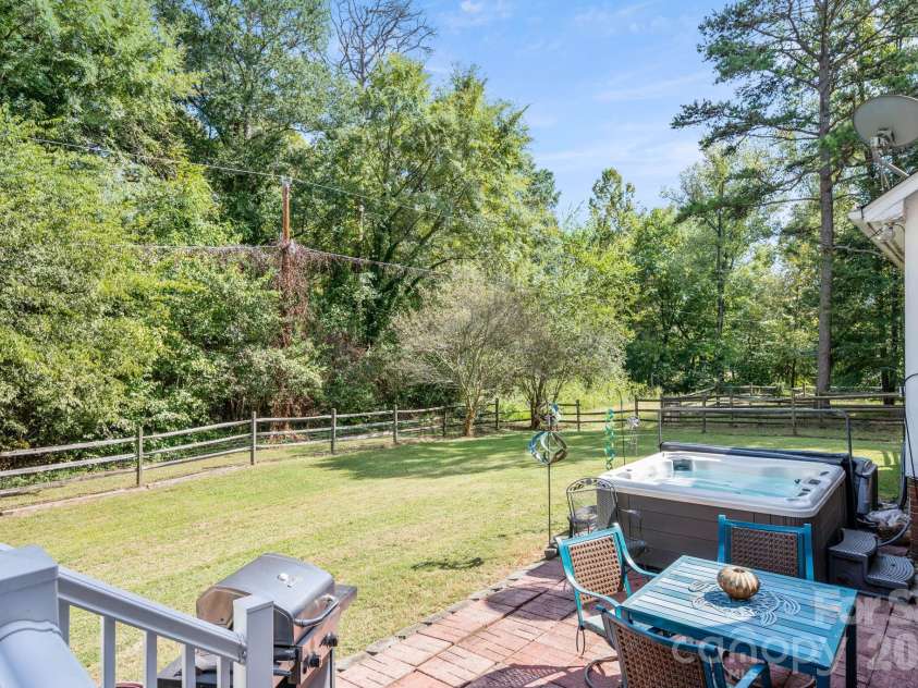 1300 Sugar Hollow Drive, Charlotte, NC 28214.  MLS# CAR4430135, YatesRealty ID 54375. 
