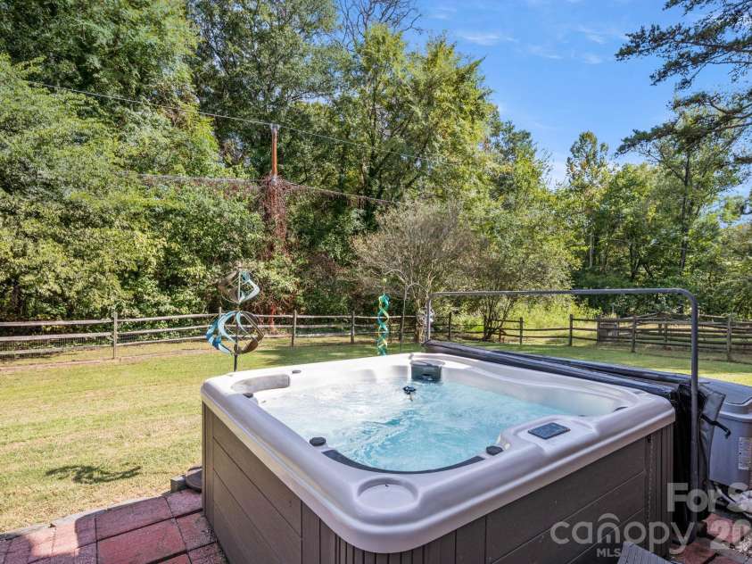 1300 Sugar Hollow Drive, Charlotte, NC 28214.  MLS# CAR4430135, YatesRealty ID 54375. 