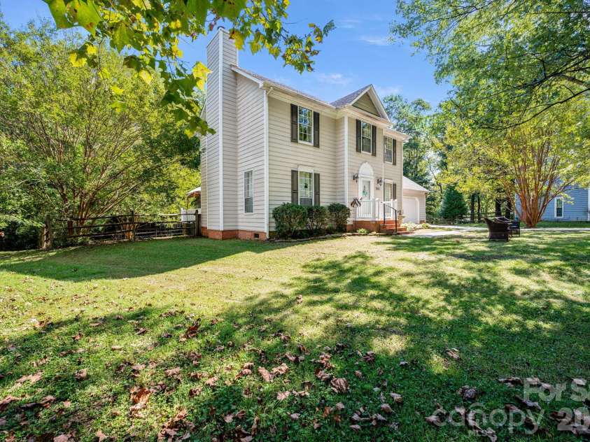 1300 Sugar Hollow Drive, Charlotte, NC 28214.  MLS# CAR4430135, YatesRealty ID 54375. 