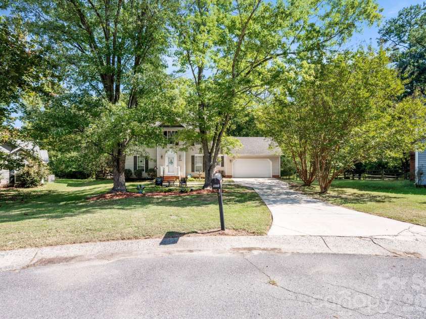 1300 Sugar Hollow Drive, Charlotte, NC 28214.  MLS# CAR4430135, YatesRealty ID 54375. 
