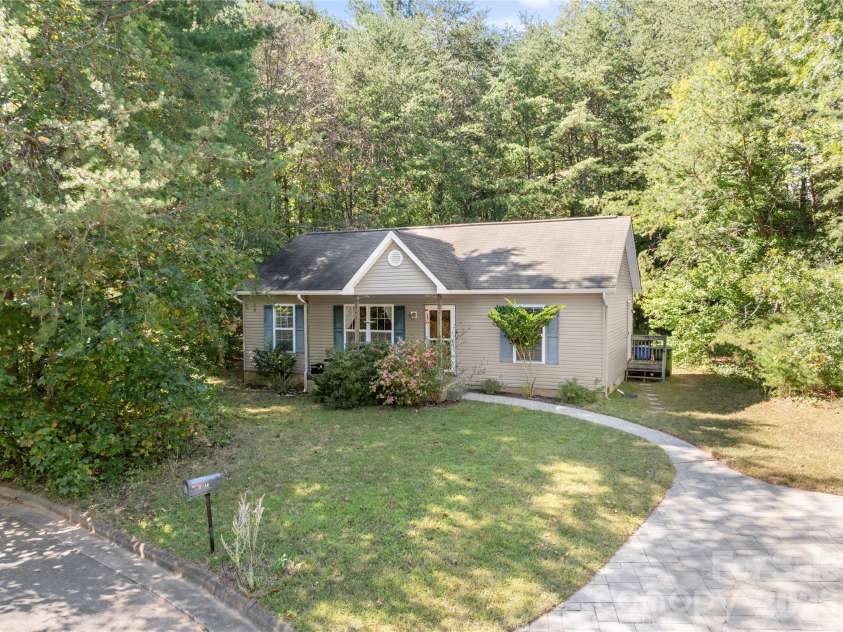 40 Rocking Porch Lane, Asheville, NC 28805.  MLS# CAR4429579, YatesRealty ID 54376. 