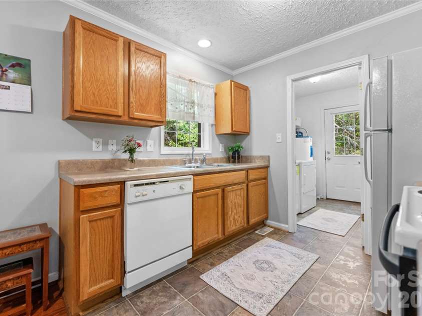 40 Rocking Porch Lane, Asheville, NC 28805.  MLS# CAR4429579, YatesRealty ID 54376. 