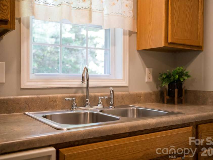 40 Rocking Porch Lane, Asheville, NC 28805.  MLS# CAR4429579, YatesRealty ID 54376. 