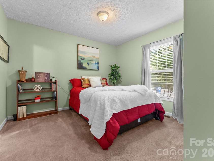 40 Rocking Porch Lane, Asheville, NC 28805.  MLS# CAR4429579, YatesRealty ID 54376. 