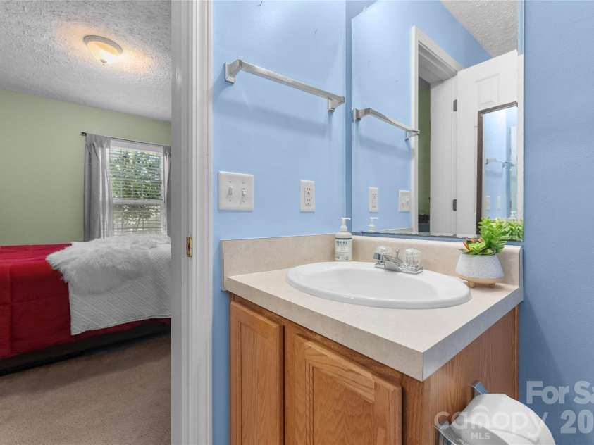 40 Rocking Porch Lane, Asheville, NC 28805.  MLS# CAR4429579, YatesRealty ID 54376. 