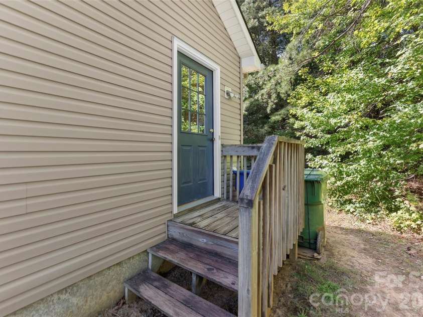 40 Rocking Porch Lane, Asheville, NC 28805.  MLS# CAR4429579, YatesRealty ID 54376. 