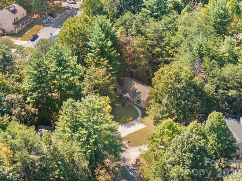 40 Rocking Porch Lane, Asheville, NC 28805.  MLS# CAR4429579, YatesRealty ID 54376. 