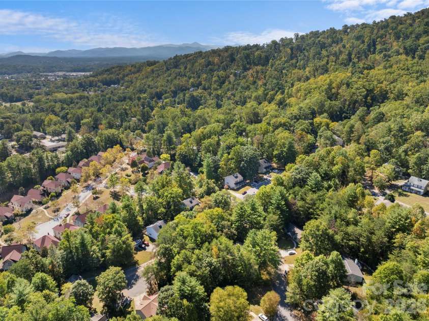 40 Rocking Porch Lane, Asheville, NC 28805.  MLS# CAR4429579, YatesRealty ID 54376. 