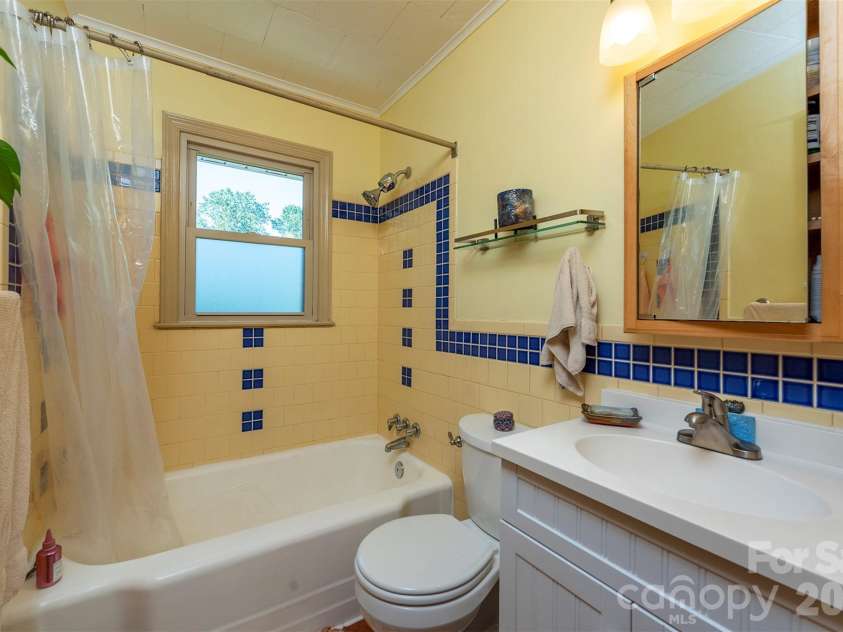 824 Cherokee Avenue, Black Mountain, NC 28711.  MLS# CAR4430479, YatesRealty ID 54382. Full Bathroom on the main floor