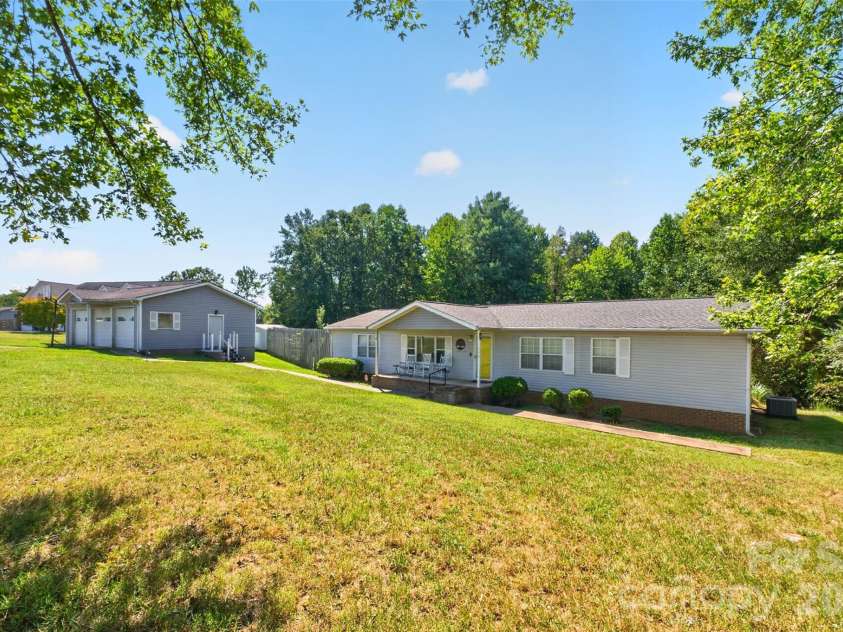 455 Hubbard Road, Hickory, NC 28601.  MLS# CAR4425387, YatesRealty ID 54387. 