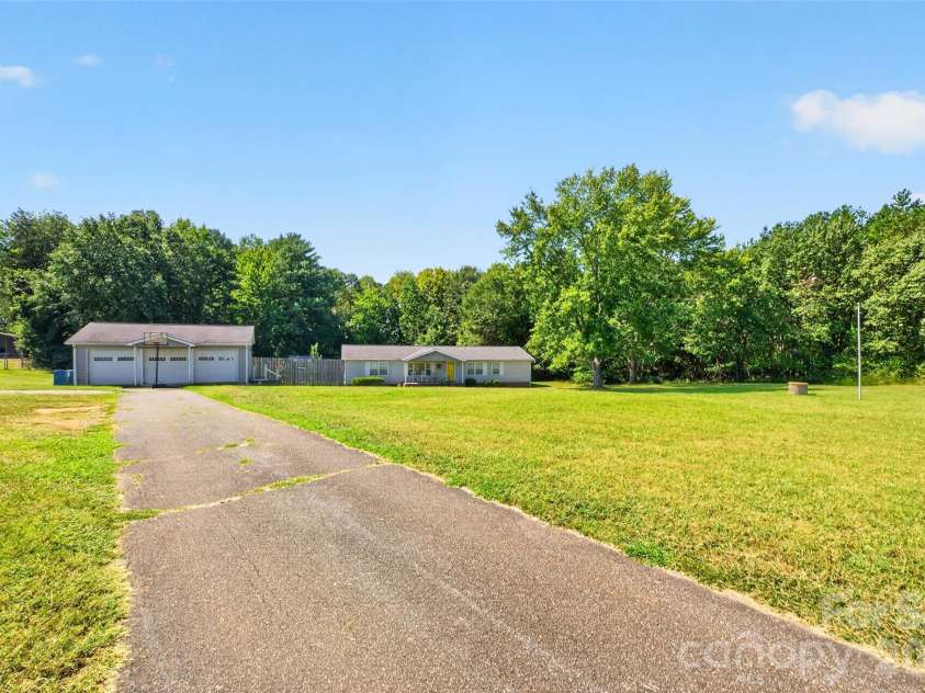 455 Hubbard Road, Hickory, NC 28601.  MLS# CAR4425387, YatesRealty ID 54387. 