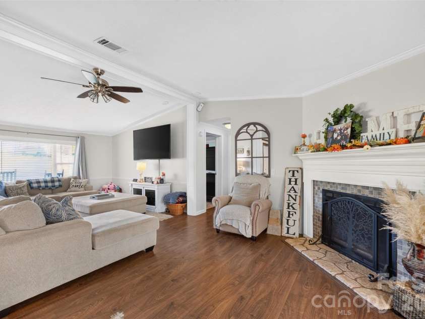 455 Hubbard Road, Hickory, NC 28601.  MLS# CAR4425387, YatesRealty ID 54387. 