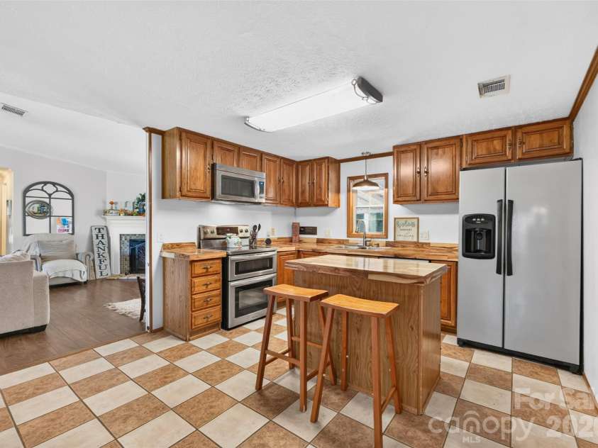 455 Hubbard Road, Hickory, NC 28601.  MLS# CAR4425387, YatesRealty ID 54387. 