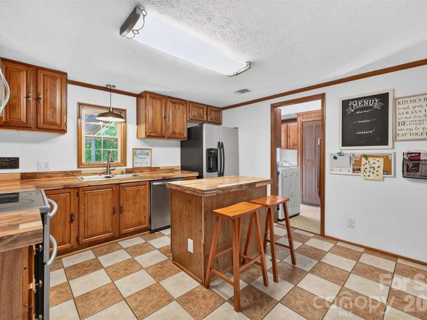 455 Hubbard Road, Hickory, NC 28601.  MLS# CAR4425387, YatesRealty ID 54387. 