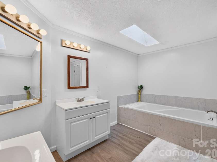 455 Hubbard Road, Hickory, NC 28601.  MLS# CAR4425387, YatesRealty ID 54387. 