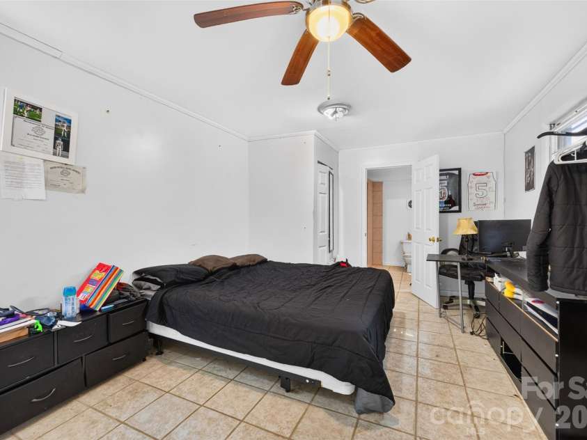 455 Hubbard Road, Hickory, NC 28601.  MLS# CAR4425387, YatesRealty ID 54387. 