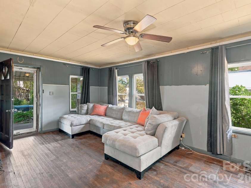 194 Logan Avenue, Asheville, NC 28806.  MLS# CAR4425971, YatesRealty ID 54389. 