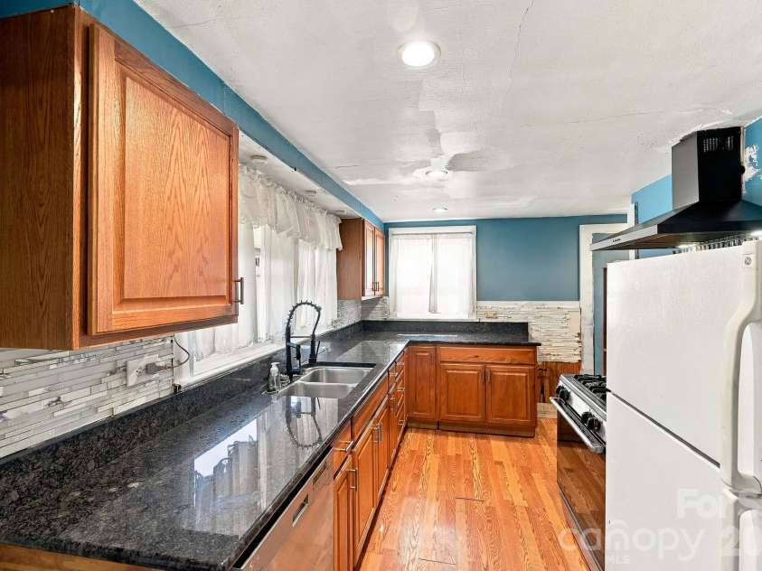 194 Logan Avenue, Asheville, NC 28806.  MLS# CAR4425971, YatesRealty ID 54389. 