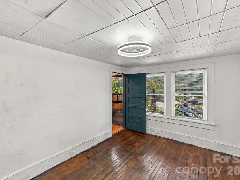 194 Logan Avenue, Asheville, NC 28806.  MLS# CAR4425971, YatesRealty ID 54389. 