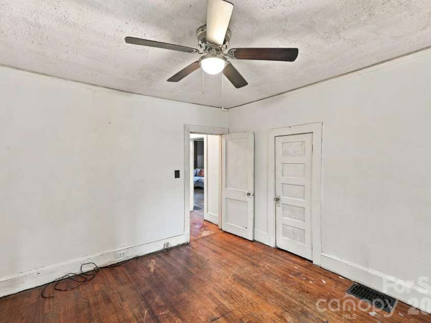 194 Logan Avenue, Asheville, NC 28806.  MLS# CAR4425971, YatesRealty ID 54389. 