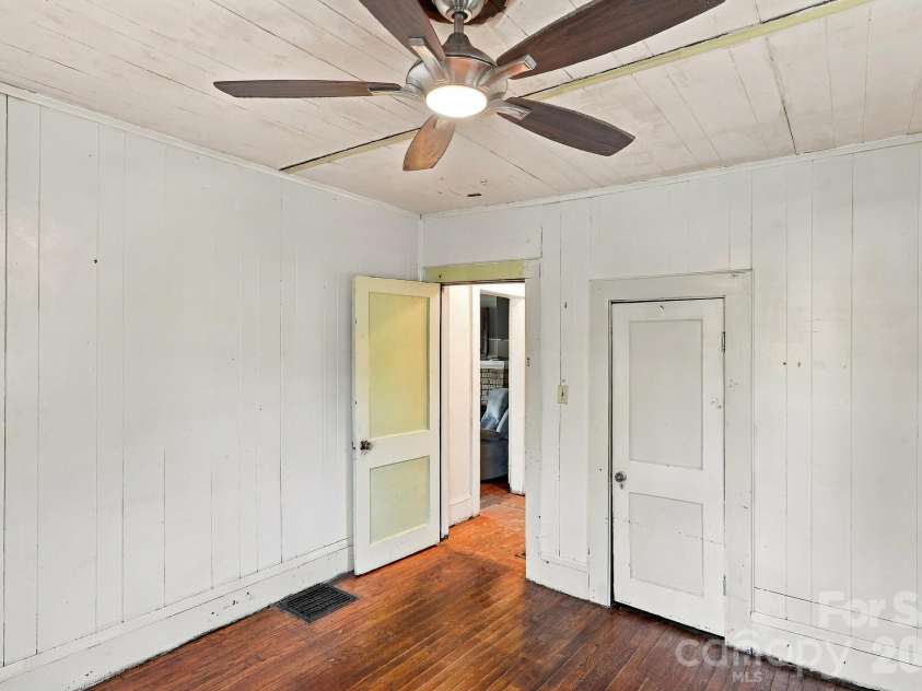 194 Logan Avenue, Asheville, NC 28806.  MLS# CAR4425971, YatesRealty ID 54389. 