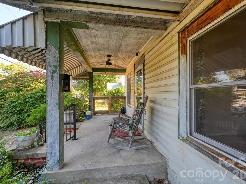 194 Logan Avenue, Asheville, NC 28806.  MLS# CAR4425971, YatesRealty ID 54389. 