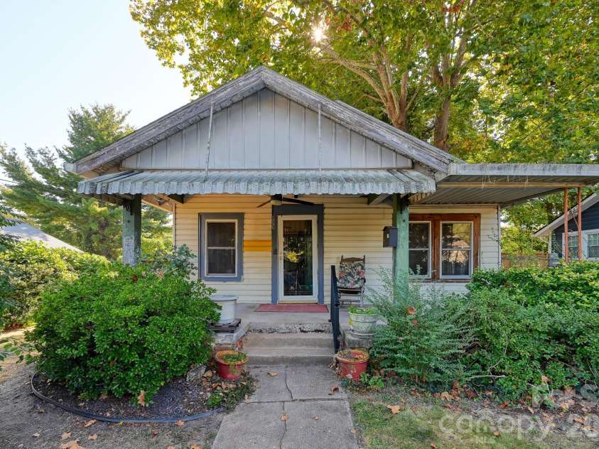 194 Logan Avenue, Asheville, NC 28806.  MLS# CAR4425971, YatesRealty ID 54389. 