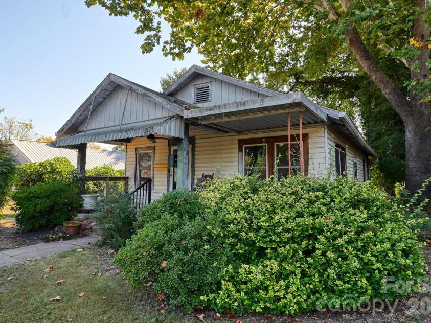 194 Logan Avenue, Asheville, NC 28806.  MLS# CAR4425971, YatesRealty ID 54389. 