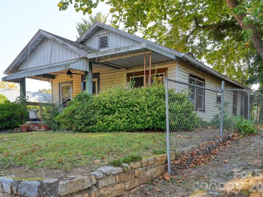 194 Logan Avenue, Asheville, NC 28806.  MLS# CAR4425971, YatesRealty ID 54389. 