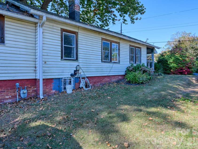 194 Logan Avenue, Asheville, NC 28806.  MLS# CAR4425971, YatesRealty ID 54389. 