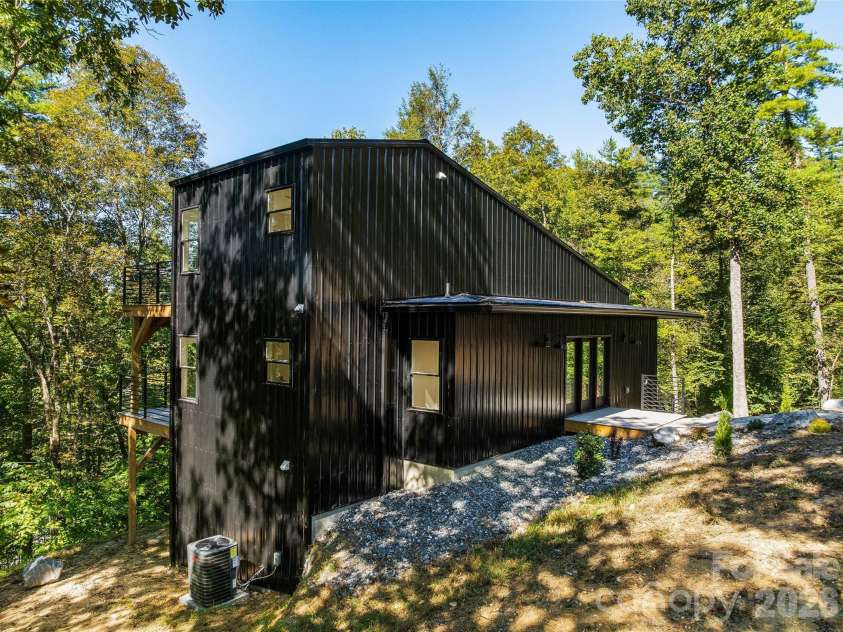 210 Overlook Lane, Marshall, NC 28753.  MLS# CAR4430526, YatesRealty ID 54390. 