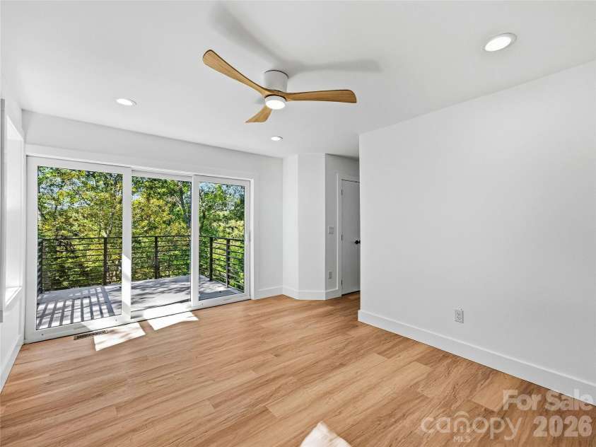 210 Overlook Lane, Marshall, NC 28753.  MLS# CAR4430526, YatesRealty ID 54390. 