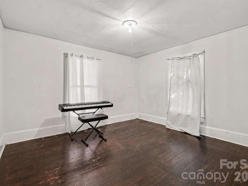 149 Woodlawn Drive, Statesville, NC 28677.  MLS# CAR4429445, YatesRealty ID 54393. 