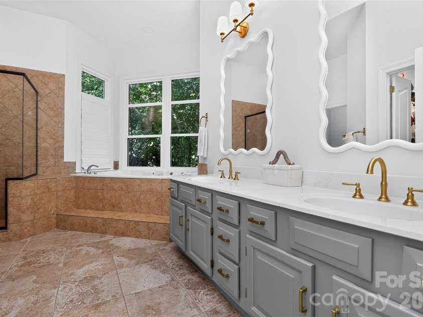 1901 Cortelyou Road, Charlotte, NC 28211.  MLS# CAR4421734, YatesRealty ID 54400. Primary bath
