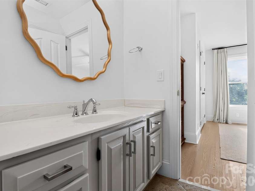1901 Cortelyou Road, Charlotte, NC 28211.  MLS# CAR4421734, YatesRealty ID 54400. Upstairs ensuire