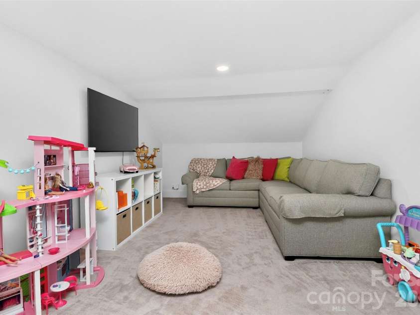1901 Cortelyou Road, Charlotte, NC 28211.  MLS# CAR4421734, YatesRealty ID 54400. Upstairs playroom