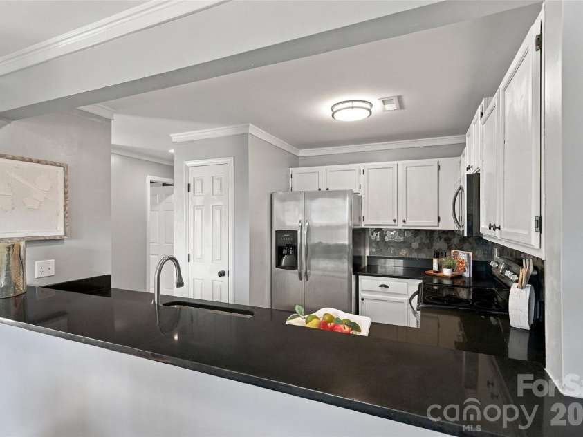 762 Marsh Road, Charlotte, NC 28209.  MLS# CAR4340120, YatesRealty ID 54407. Breakfast bar provides additional counter space